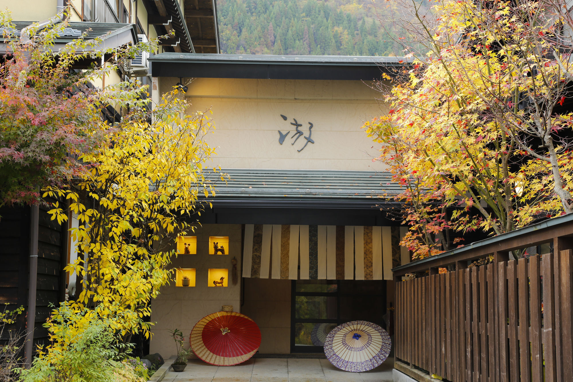 Ryokan Kutsuroginoya Yuu Такаяма Экстерьер фото